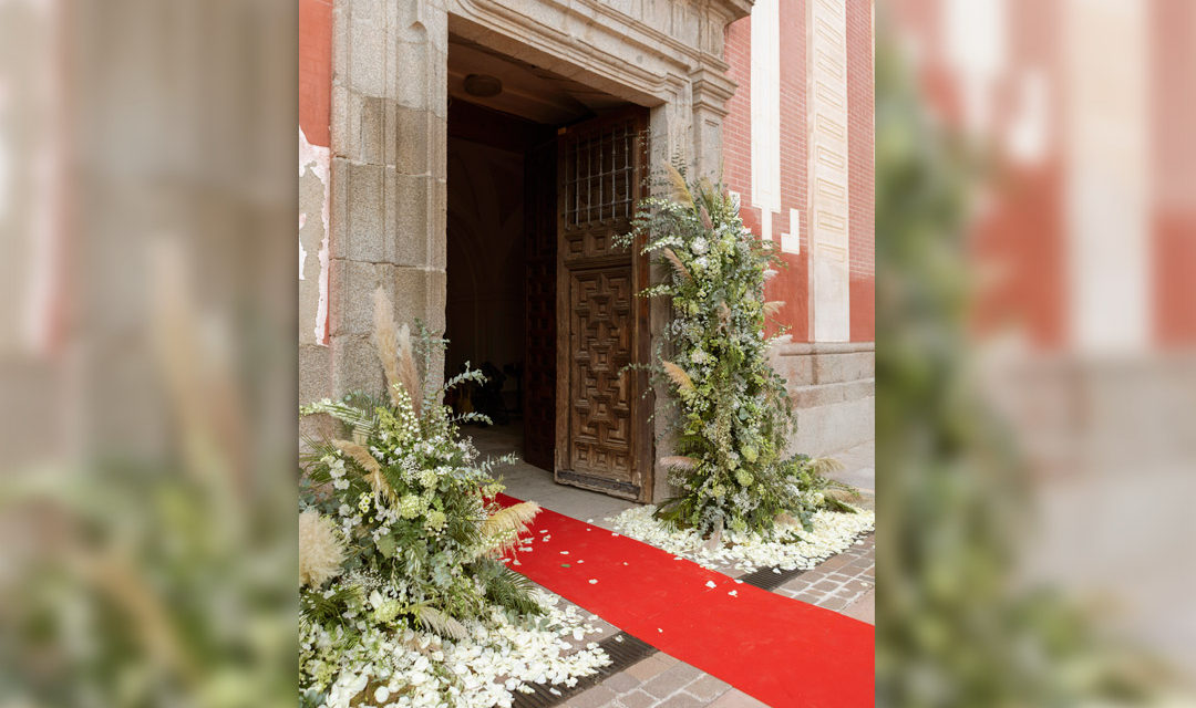 Decoración floral de la entrada a la iglesia en tu boda