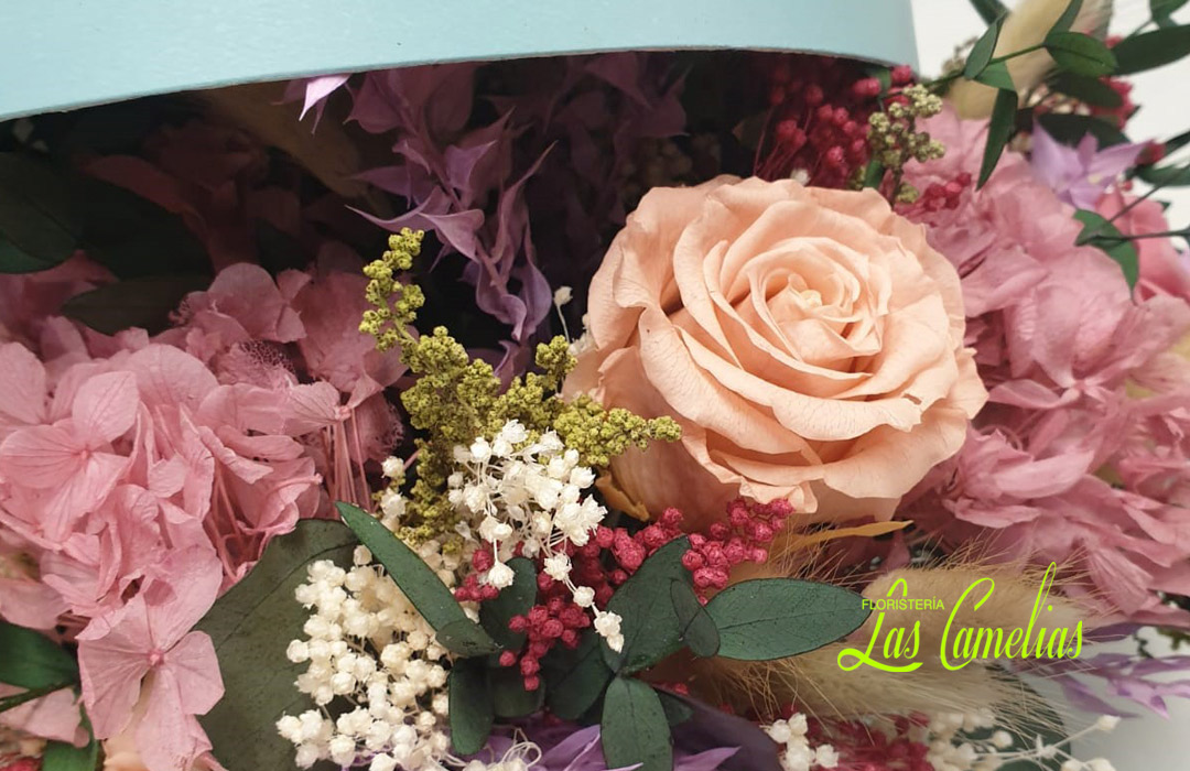 Capazo decorativo con flor seca y preservada con tonos variados  -Trencadissa Art floral